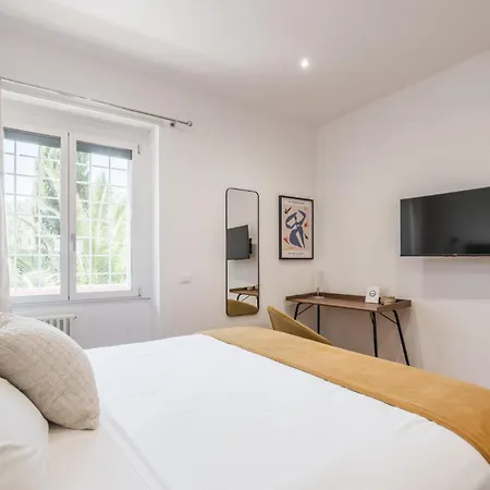 The Rent - Spacious Three-bedroom In Prati Area 公寓